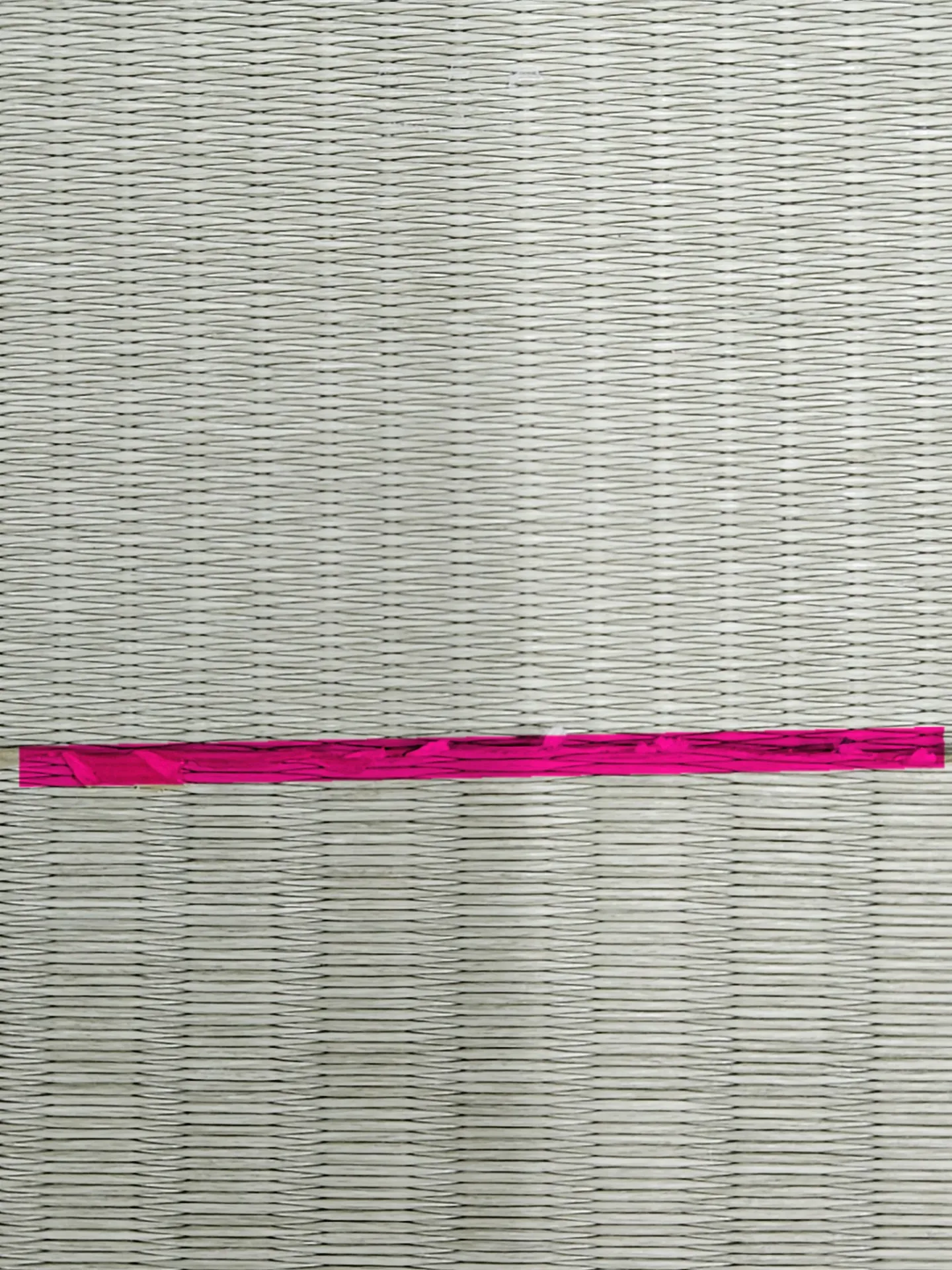 上:目積表(めせきおもて) 下:一般的な畳表(引目表)